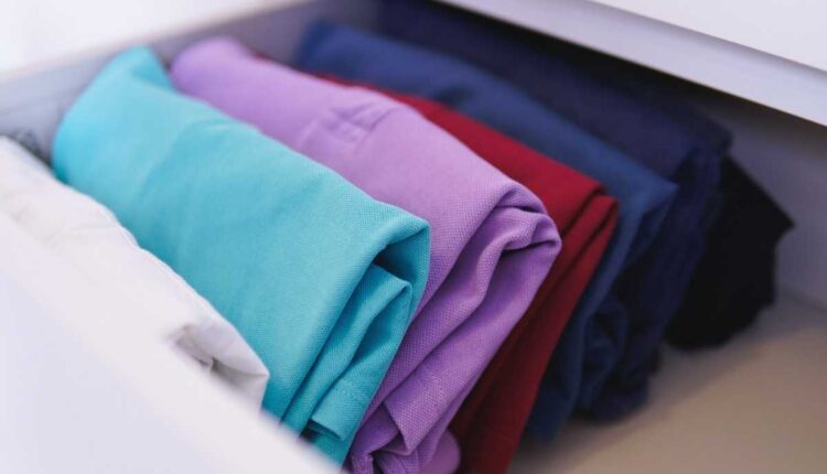 Como dobrar roupas para ganhar espaço no armário sem esforço