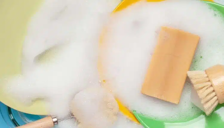 Como o sabão em pedra me salvou na faxina da gordura na cozinha
