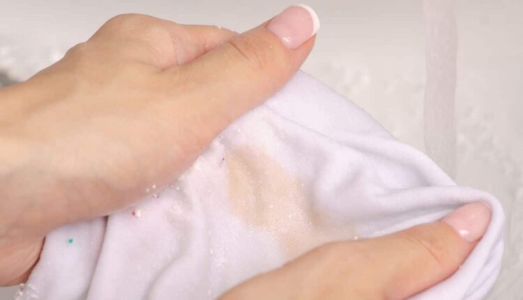 Dica simples para remover mancha de perfume da roupa sem estragar