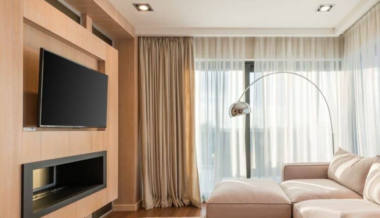 Essa ideia de painel de madeira transforma a sala inteira