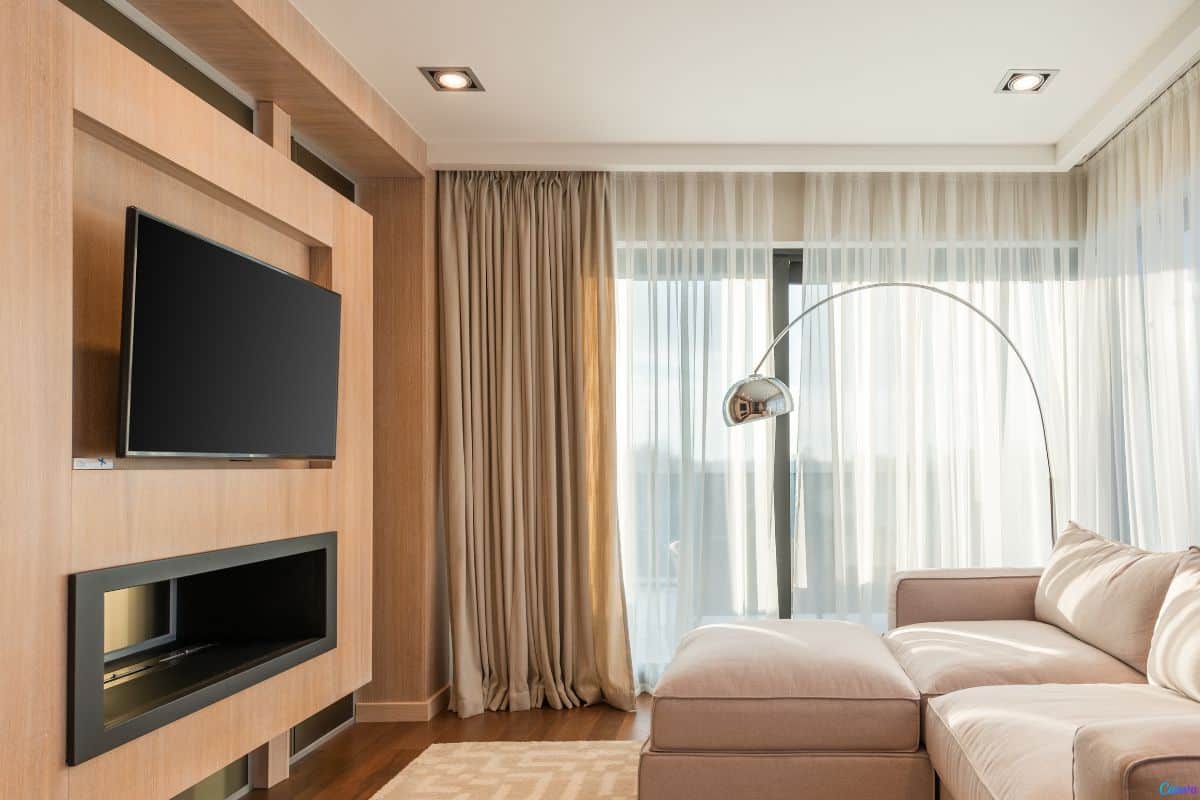 Essa ideia de painel de madeira transforma a sala inteira