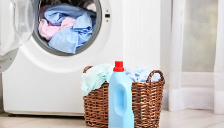 O que evitar na máquina de lavar para não manchar suas roupas