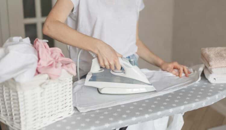 O que pode estar causando mau cheiro nas roupas passadas?