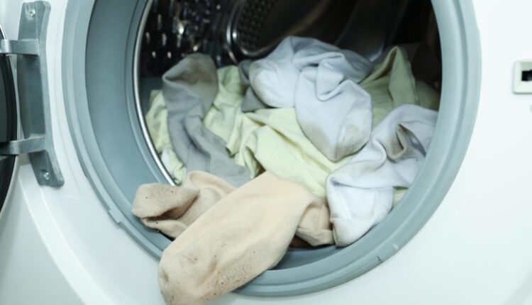 Como acabar com as bolinhas das roupas só lavando na máquina