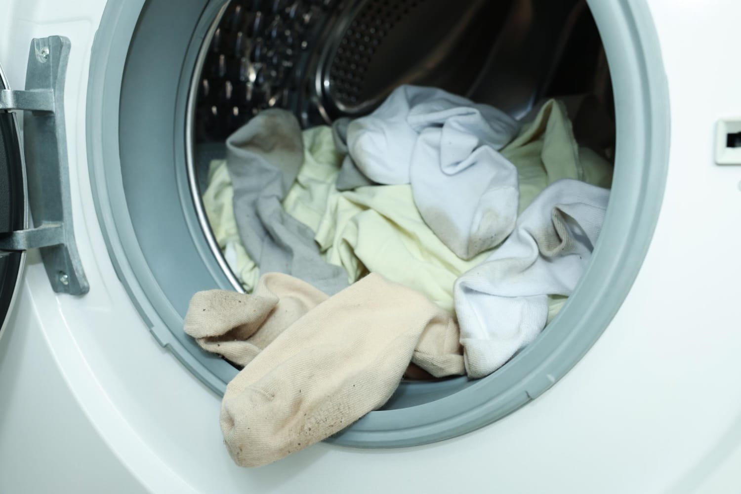 Como acabar com as bolinhas das roupas só lavando na máquina