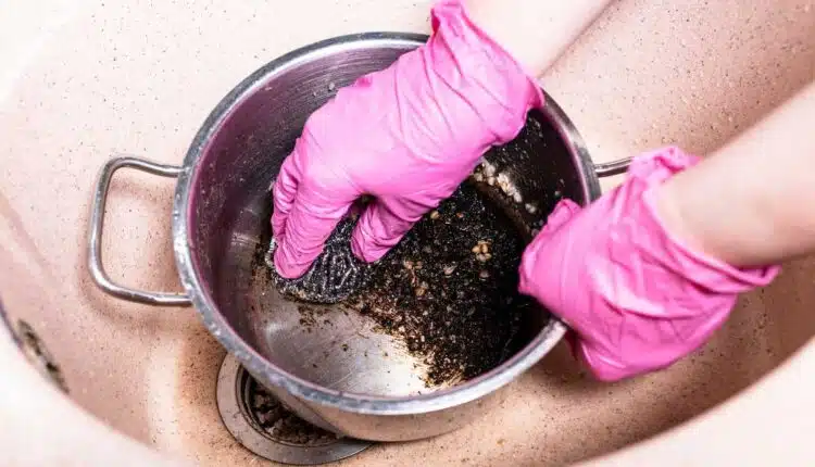 Como recuperar panelas queimadas sem esforço com essa dica fácil