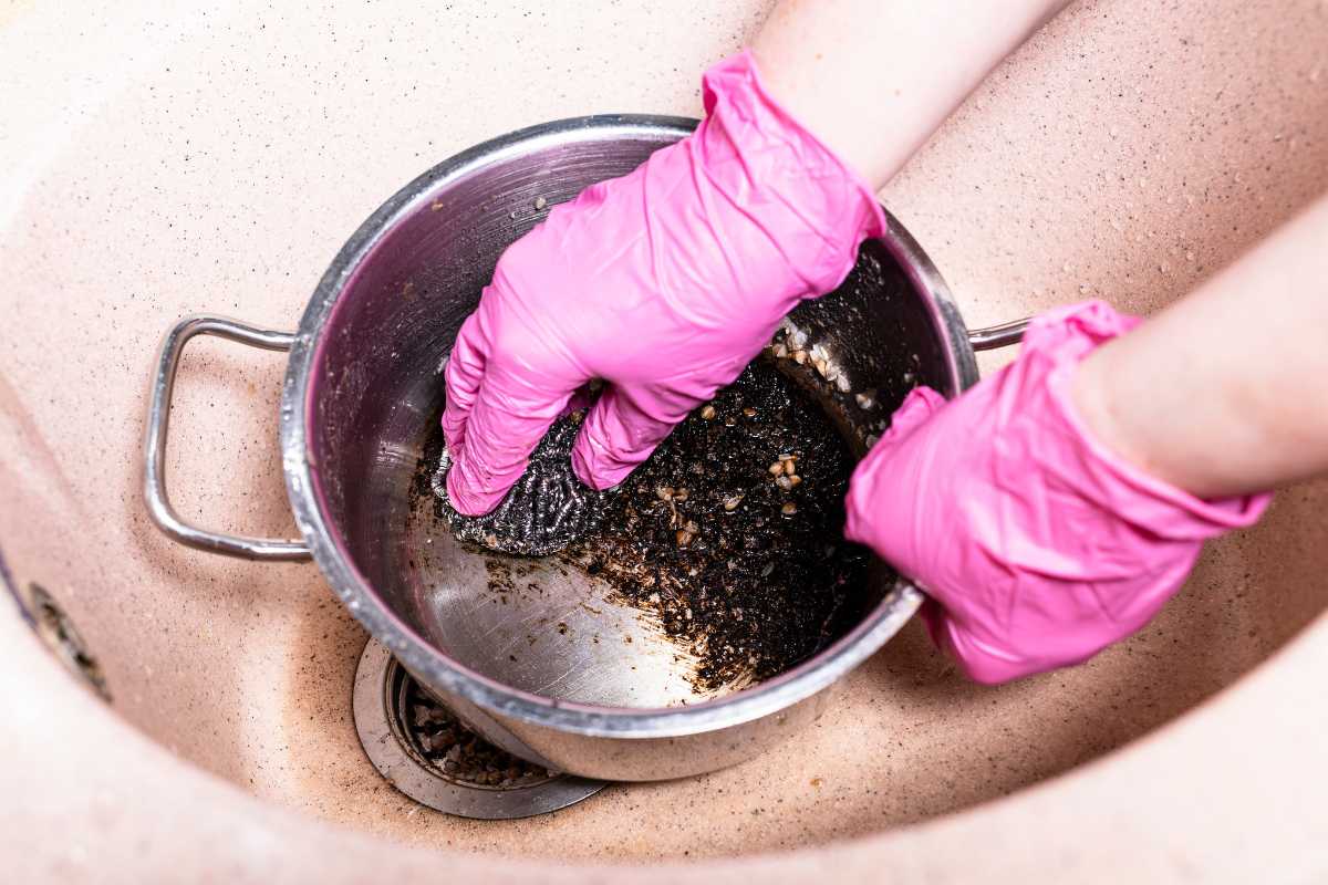 Como recuperar panelas queimadas sem esforço com essa dica fácil