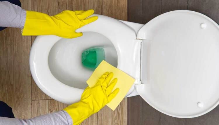 Como tirar manchas amarelas do vaso sem esforço: 3 truques fáceis