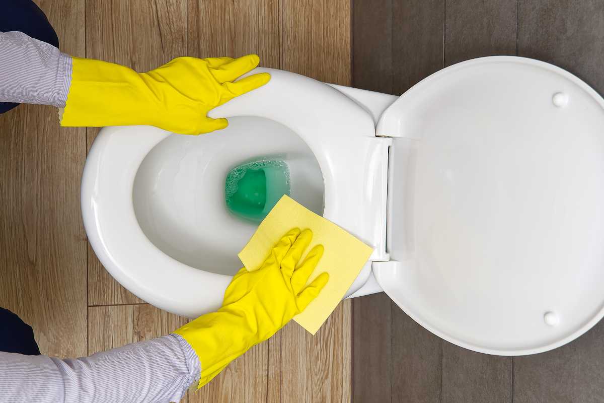 Como tirar manchas amarelas do vaso sem esforço: 3 truques fáceis