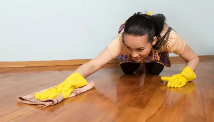 Descobri como deixar o piso brilhando só com dois ingredientes