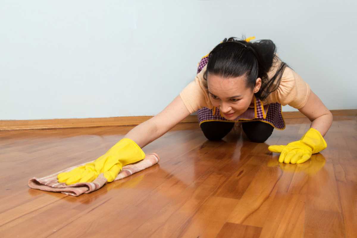 Descobri como deixar o piso brilhando só com dois ingredientes