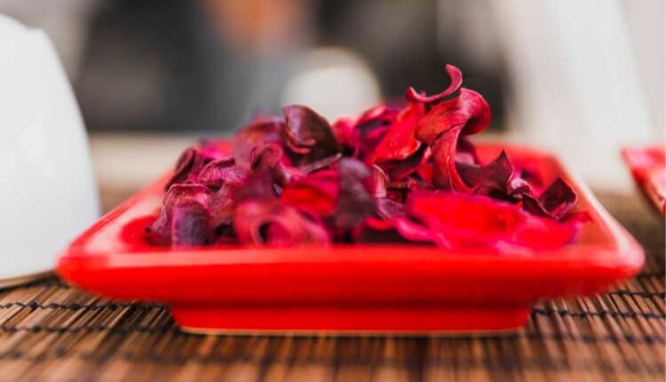 Dica fácil para reviver suas plantas usando restos de hibisco