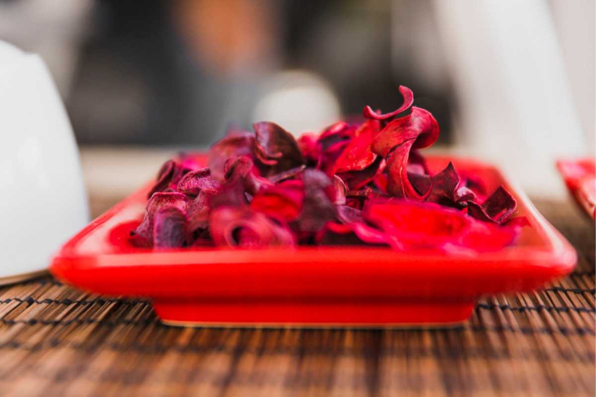 Dica fácil para reviver suas plantas usando restos de hibisco