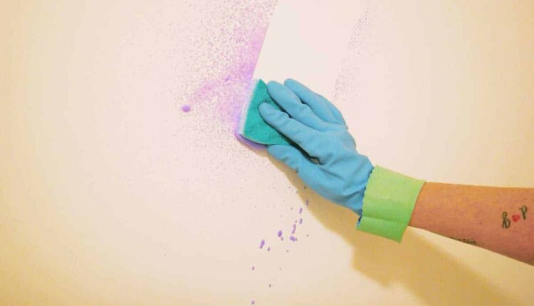 Como tirar manchas da parede sem estragar a pintura