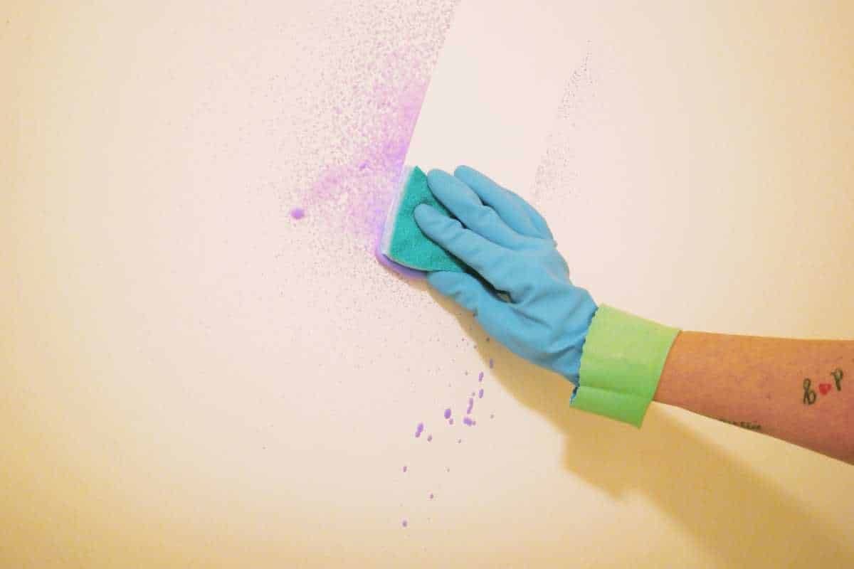 Como tirar manchas da parede sem estragar a pintura